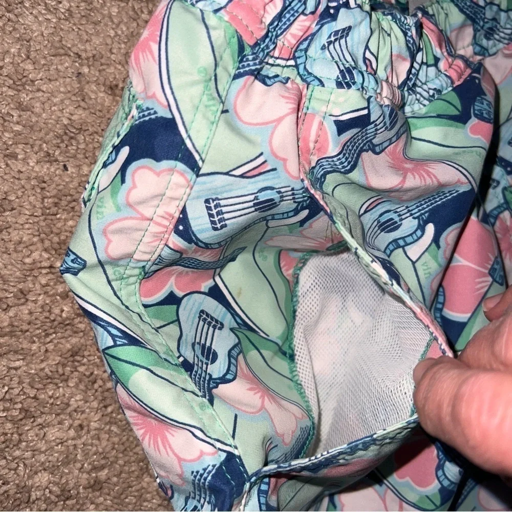 Vineyard Vines Men’s a happy Swim Trunks Pink Blue Flowers and Guitars Size Sm